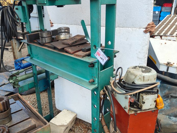 60 TON HYDRAULIC PRESS WITH 2 X MANUAL HAND PUMPS AND 1 X 380V HYDRAULIC POWER PACK