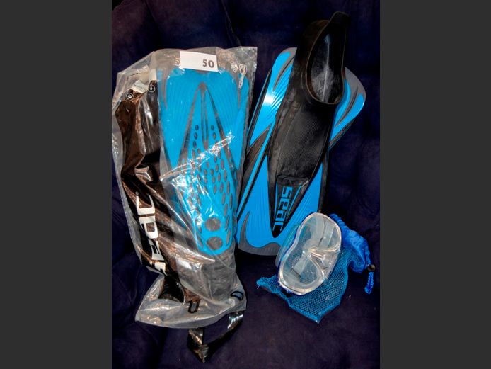 LOT: 2 x PAIRS SEAC DIVING FINS & GOGGLES