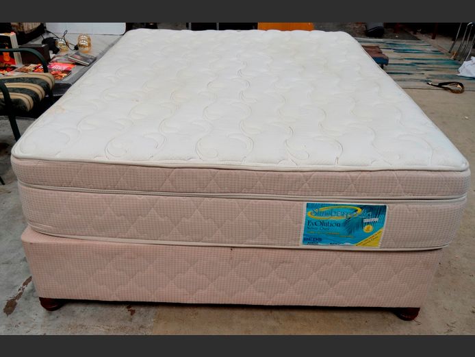 SLUMBERPEDIC QUEEN SIZE BED BASE & MATTRESS SET [Mattress stained]