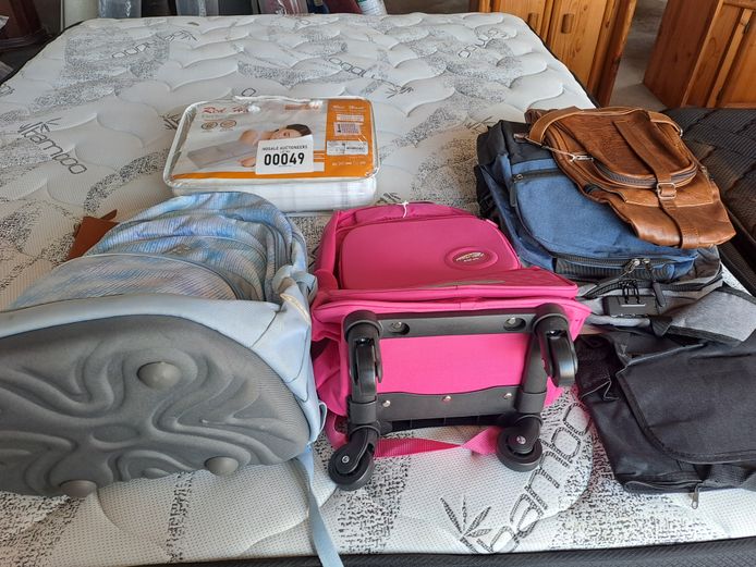 LOT OF BAGS/ ELECTRIC BLANKET 