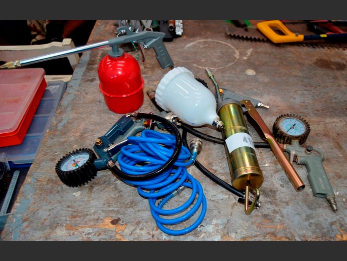 LOT: GREASE GUN, ENGINE PRESSURE CLEANING GUN, etc