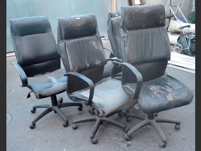 SET OF 6 BLACK LEATHER TOUCH SWIVEL OFFICE CHAIRS [Peeling]
