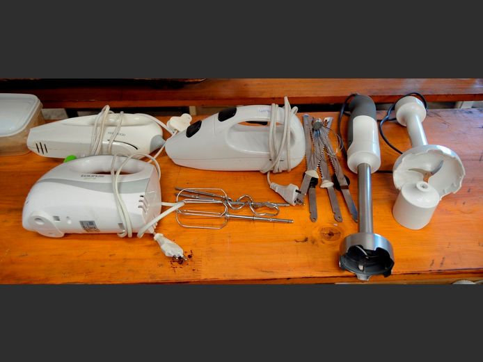 SILVER CREST & KENWOOD ELECTRIC CARVING KNIVES, TAURUS HAND MIXER & A KENWOOD STICK BLENDER [Switch on, untested further]