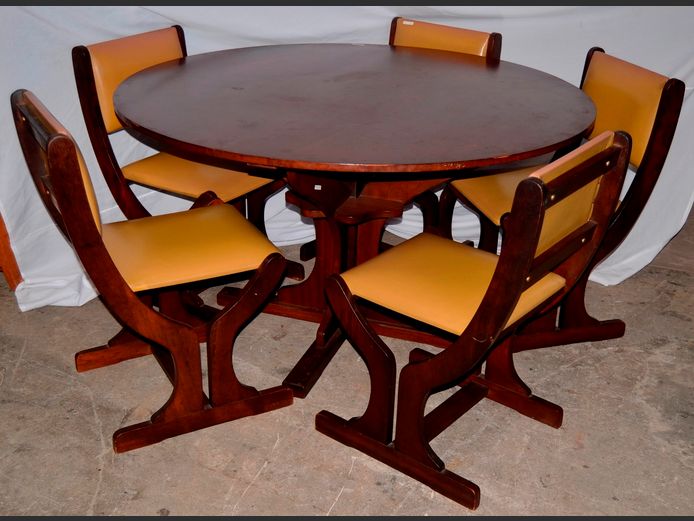 MID-CENTURY IMBUIA CIRCULAR DINING TABLE WITH 5 MATCHING CHAIRS, 137cm Diameter x 78cm High