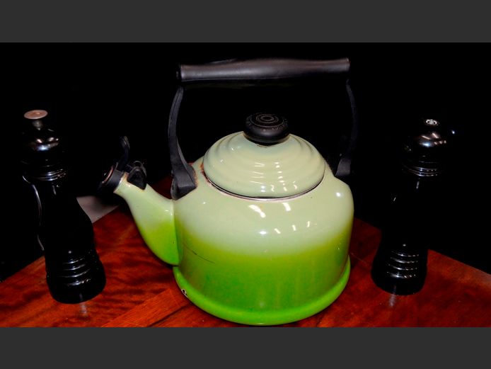 LE CREUSET: STOVE TOP KETTLE [Scratched] & SALT & PEPPER GRINDERS [1 knob needed to 1 grinder]