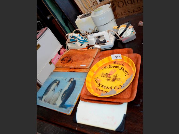 BRAUN JUICER, IRONS, GLASS & WOOD CHOPPING BOARDS, etc [Switch on]