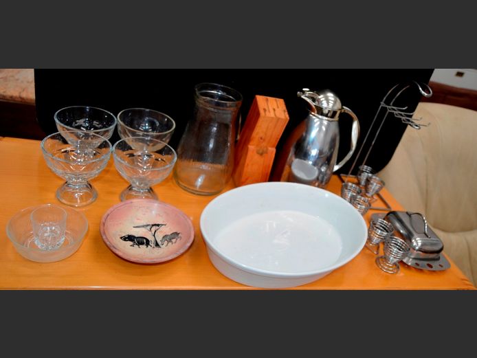 STAINLESS STEEL FLASK, OVAL OVEN DISH, DESSERT BOWLS, etc