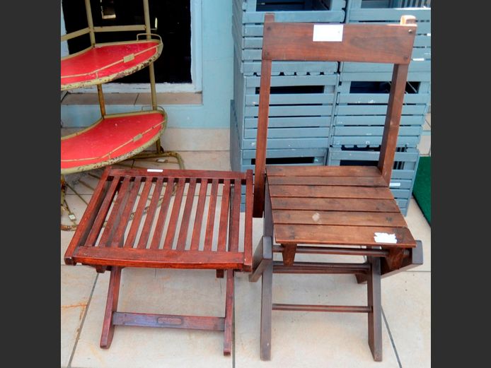DARKWOOD FOLDING CHAIR & A SIDE TABLE, 44 x 43 x 41cm