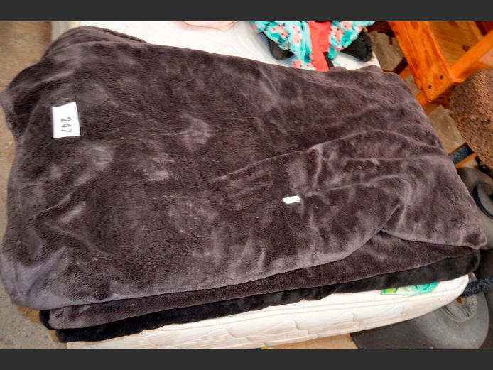 LOT: 2 x FLUFFY BLANKETS