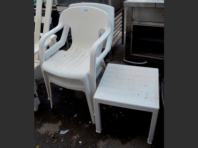 LOT: 2 x WHITE PLASTIC PATIO CHAIRS & A SIDE TABLE [6,8]