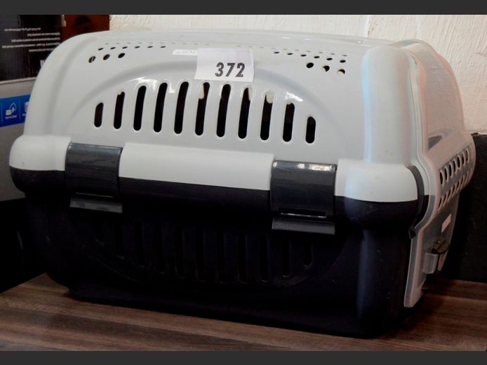 PLASTIC PET CARRIER, 52 x 35 x 32cm