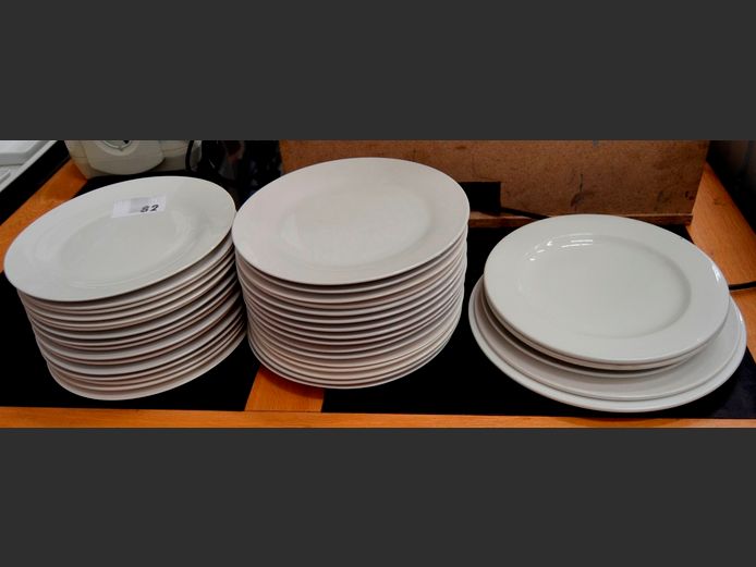 LOT: WHITE DINNER PLATES