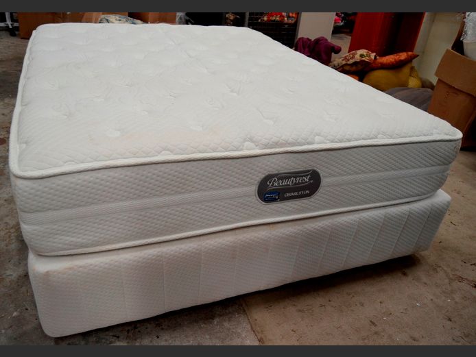 SIMMONS QUEEN SIZE BED BASE & MATTRESS SET