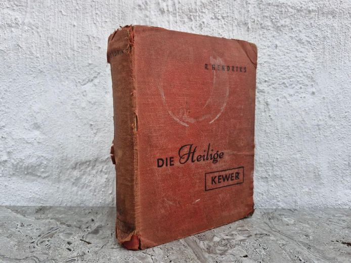 1947 First Edition Afrikaans Novel: Die Heilige Kewer by R. Hendriks