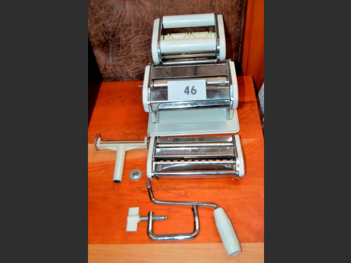 PASTA MAKER WITH ACCESSORIES