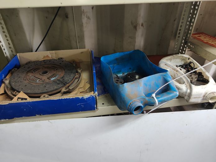 CLUTCH KIT AND BOLTS AND NUTS