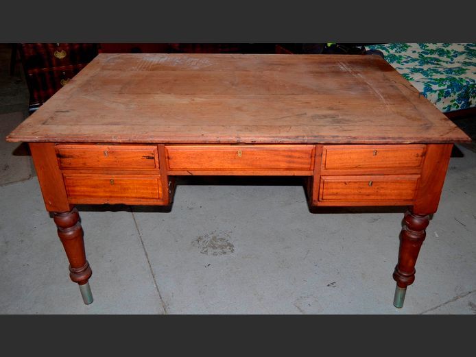 ANTIQUE MAHOGANY & OREGON PINE 5-DRAWER DESK, 138 x 92 x 79cm [Leather inlay needed]