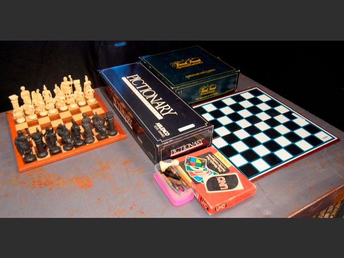 BOARD GAMES: TRIVIAL PURSUIT, PICTIONARY, CHESS, etc  [Contents unchecked]