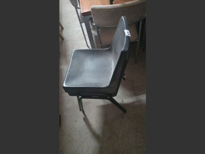 2x plastic chairs