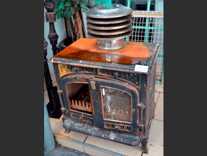 CAST IRON DOUBLE DOOR FIREPLACE WITH STAINLESS STEEL COWL, 68 x 48 x 67cm [Needs attention]