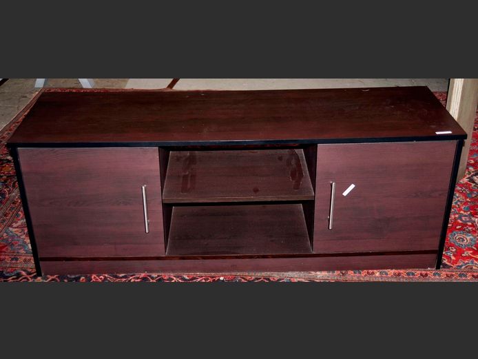 MAHOGANY FOIL 2-DOOR TV STAND, 136 x 40 x 51cm