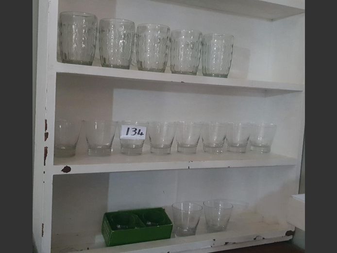 LOT: ASSORTED DRINKING GLASSES 