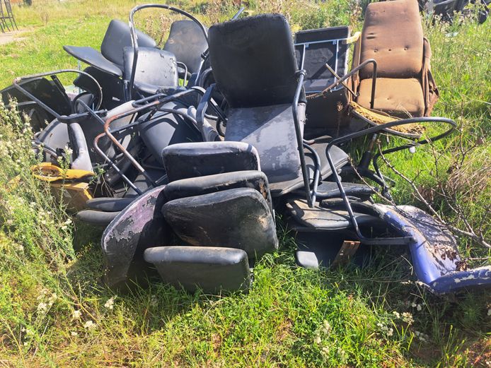 Assorted steel-frame office chairs scrap