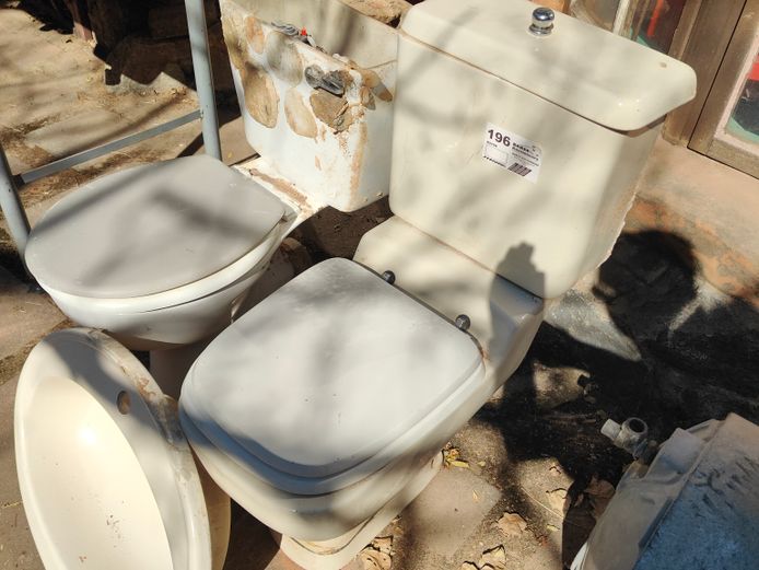 2 X TOILETS
