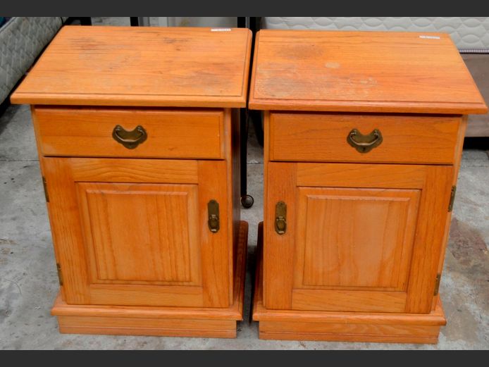 PAIR OAK SINGLE DOOR, SINGLE DRAWER BEDSIDE PEDESTALS, 46 x 40 x 62cm [Marks to tops]