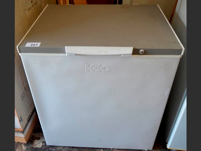 KIC 210 LITRE CHEST FREEZER [Getting cold, dented, rusted inside]