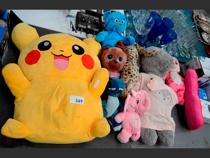 LOT: LARGE SOFT TOYS