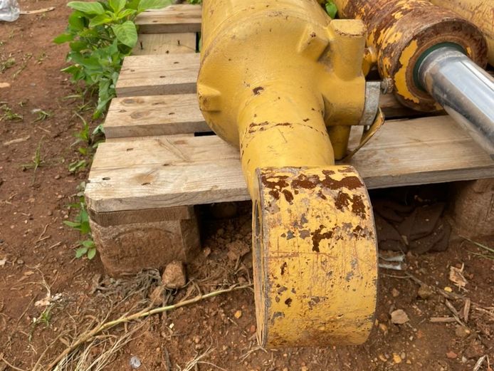 Catapiller D8R Cylinder 