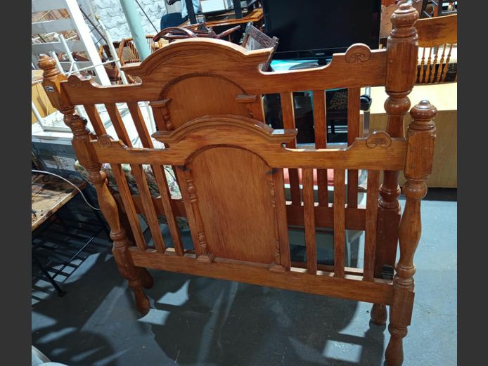ANTIQUE OAK DOUBLE HEAD- & FOOTBOARD