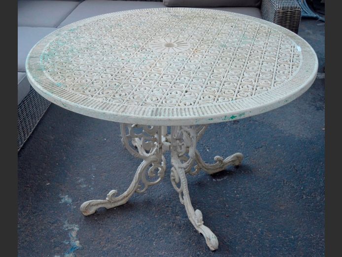 CREAM CAST ALUMINIUM CIRCULAR PATIO TABLE, 106cm Diameter x 71cm High