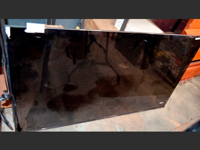 HISENSE 58" LED TV [Switches on, screen cracked] ### LICENCE PLEASE ###