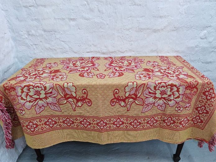 Vintage-Style Woven Floral Throw with Fringed Trim