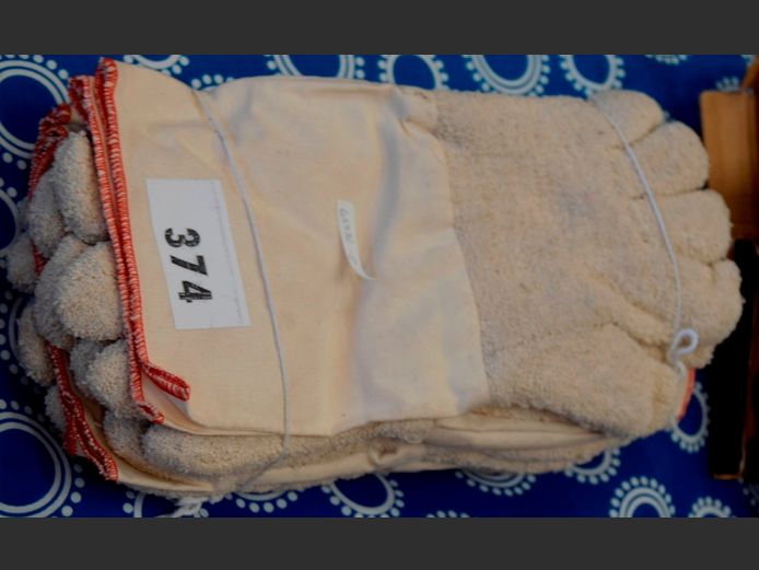 LOT: 5 x PAIRS HEAT RESISTANT GLOVES