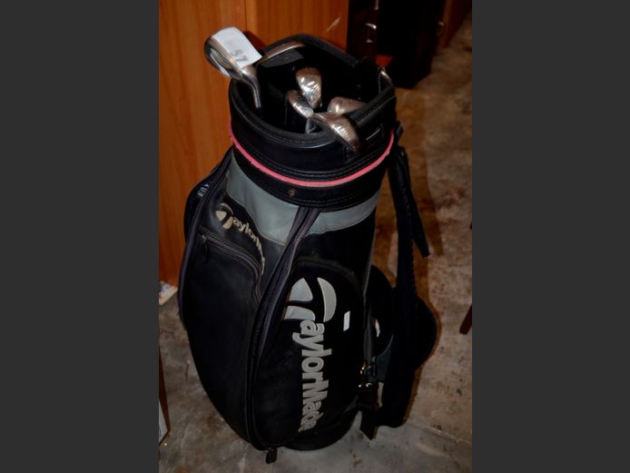 TAYLORMADE GOLF BAG WITH 6 CLUBS