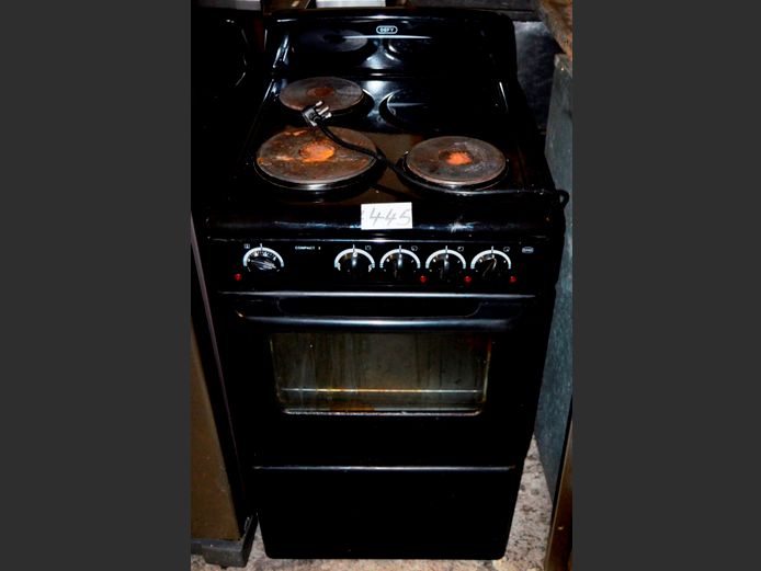 DEFY COMPACT 3 3-PLATE STOVE [Switches on, plates rusty]