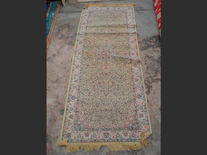 FINELY WOVEN MACHINE MADE RUNNER, 196 x 79cm [Needs a clean]