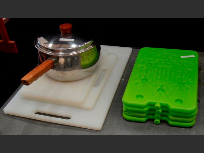STAINLESS STEEL POT WITH LID, CHOPPING BOARDS & ICE BRICKS