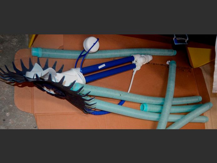 BARRACUDA POOL CLEANER WITH 6 HOSES