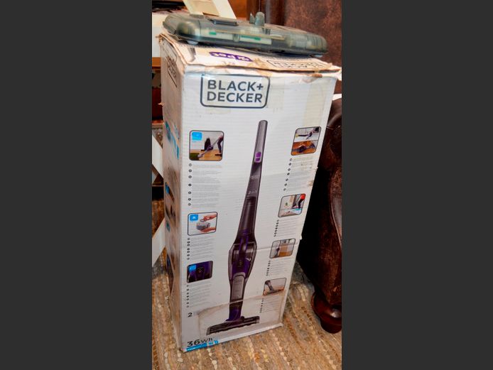 BLACK & DECKER 2-IN-1 CORDLESS STICK VACUUM CLEANER [Switches on]