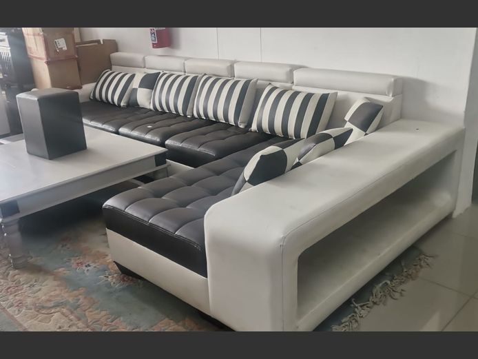 WHITE & GREY LEATHER TOUCH L-SHAPED LOUNGE SUITE WITH 5 MATCHING OTTOMANS