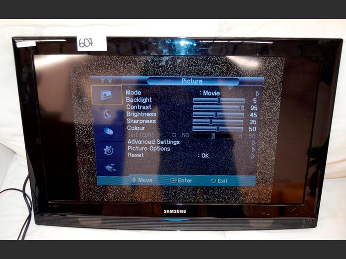 SAMSUNG 32" LCD TV [Swithces on, untested further] ### LICENCE PLEASE ###