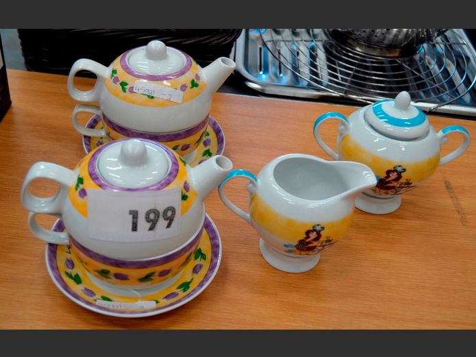 SHARON DOLD "DOMESTIC DIVAS" MILK JUG & SUGAR BOWL & 2 x ANNIQUE TEA FOR ONE