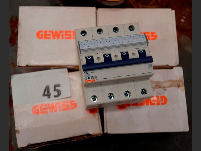 LOT OF 4: GEWISS 32A BREAKERS