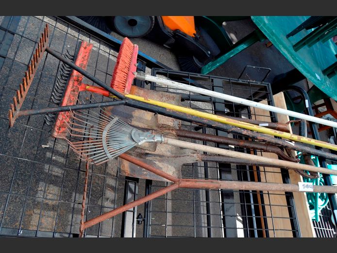 LOT: GARDEN TOOLS