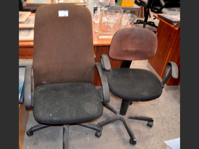 LOT: 2 x BLACK & BROWN SWIVEL OFFICE CHAIRS [Need a clean]