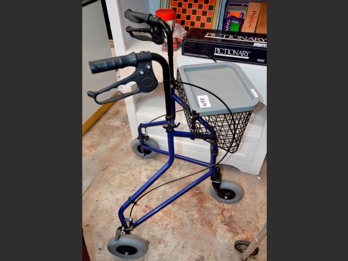 3-WHEEL WALKING AID